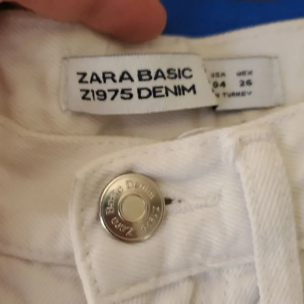 Zara Basic White Flamingo Embroidered Denim Shorts Distressed Jean Size 4